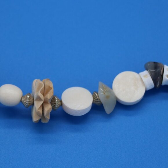 VNTG 22" with Approx. 3" Diameter Mother of Pearl Shell Necklace W/Screw Closure - Picture 6 of 7